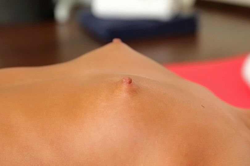 16P Flexy adolescente em calças de ioga revelando seus seios empinados e cooter raspado