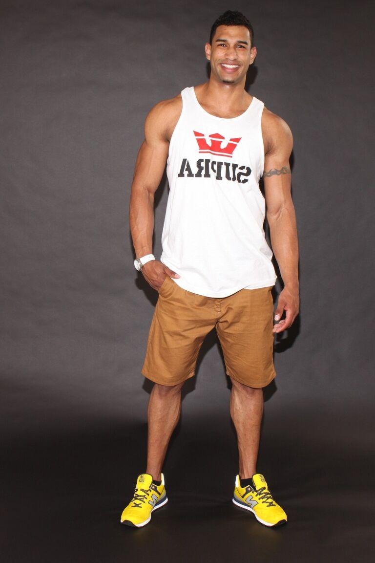 21P Dishy Hunk Enrique A affiche ses gros muscles
