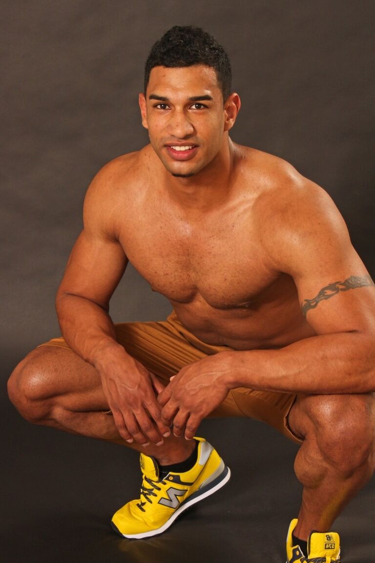21P Dishy Hunk Enrique A affiche ses gros muscles