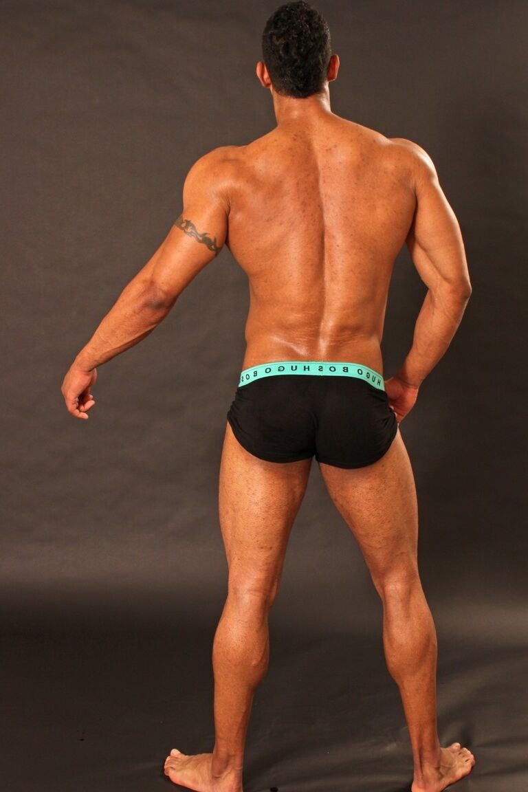21P Dishy Hunk Enrique A affiche ses gros muscles