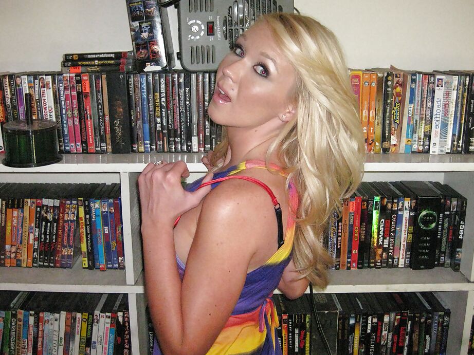 16P La asombrosa rubia Dylan Riley abre sus piernas calientes