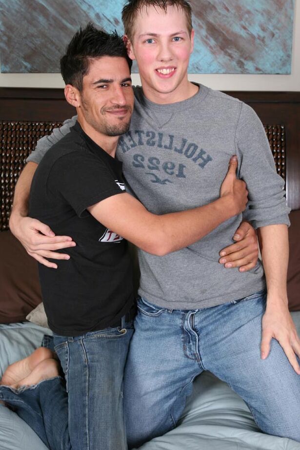 21P Gays sexy Jonatan e Jayce se beijam e enfiam o pau na bunda um do outro