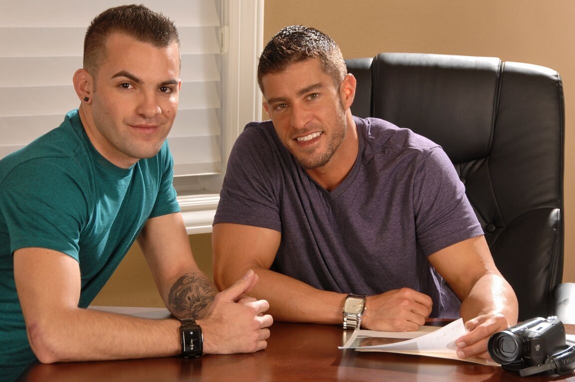 21P Los amateurs gay Cody Cummings y Brad Foxx se chupan la polla en la oficina