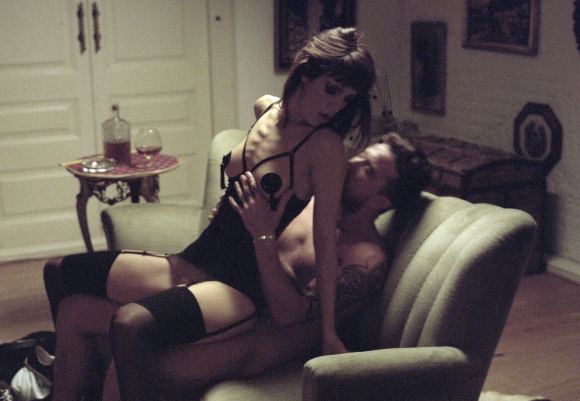 21P Carol Vega, petite amie latina sexy, se fait fesser le cul et baiser la chatte