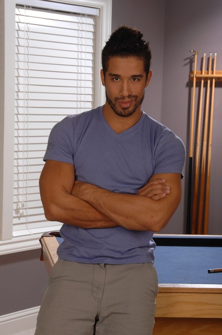 21P El semental gay musculoso Trey Turner muestra su cuerpo caliente y revela su polla