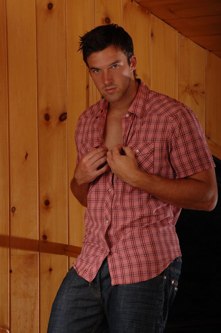 21P O modelo pornô gay Trystan Bull se despe em uma cabana de madeira