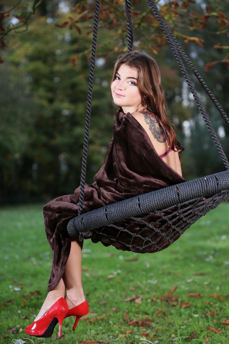 17P Adoravelmente sensual Renata Fox tira lingerie para brincar de topless com ursinho
