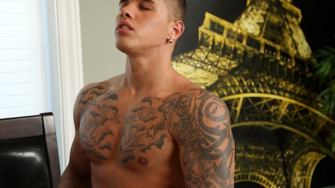 21P Gays gostosos com tatuagens fodem um cara homossexual magro em um trio vigoroso
