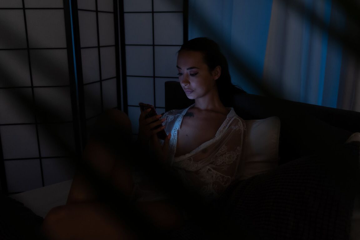 21P 小柄な十代のフレイヤ ディーが最初のレズビアン セックスでエロチックな gg クンニリングスを楽しむ