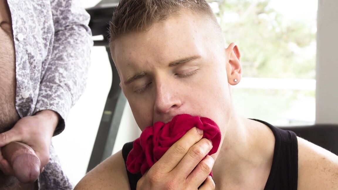 21P O pequeno universitário Alex Tanner fazendo sexo anal com seu colega de quarto gay