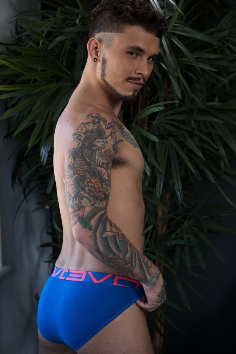 21P Homossexuais com tinta Shawn Reeve e Seth Knight cavalgam no pau um do outro
