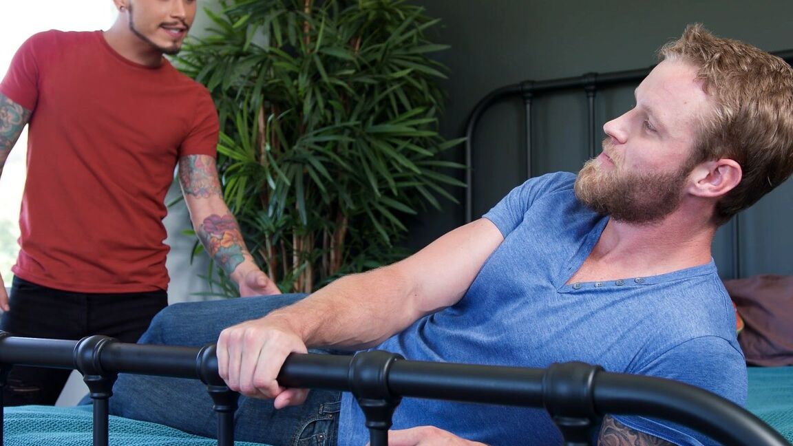 21P Homossexuais com tinta Shawn Reeve e Seth Knight cavalgam no pau um do outro