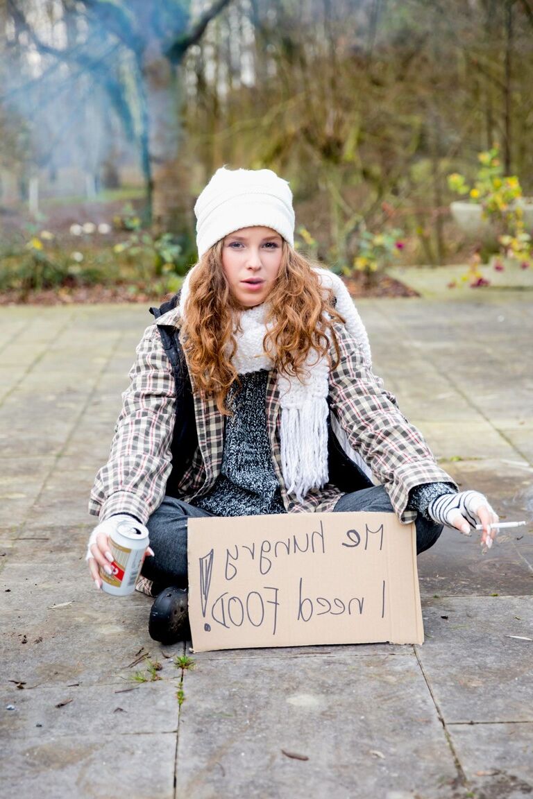 15P La belle rousse sans-abri Bunny suce la bite d'un vieil homme
