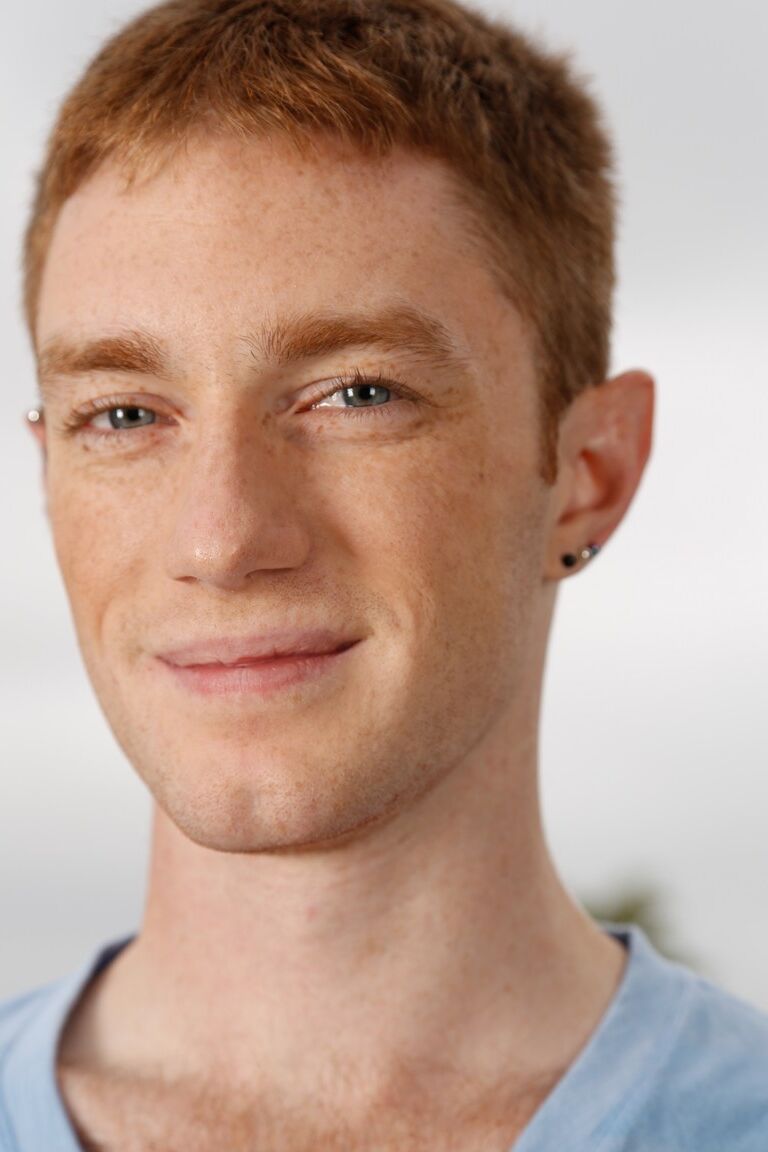 Der schwule 20P Ginger Seamus O'Rilley zeigt seine haarige Brust und seinen großen Schwanz im Freien