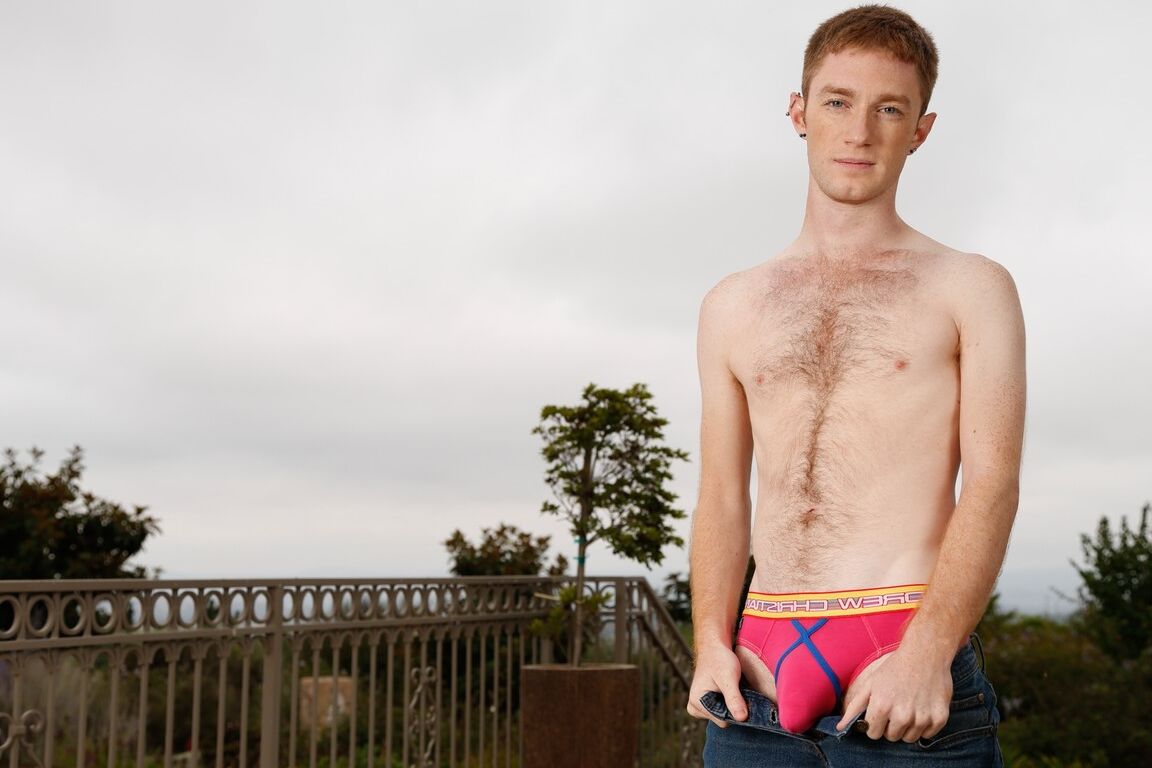Der schwule 20P Ginger Seamus O'Rilley zeigt seine haarige Brust und seinen großen Schwanz im Freien
