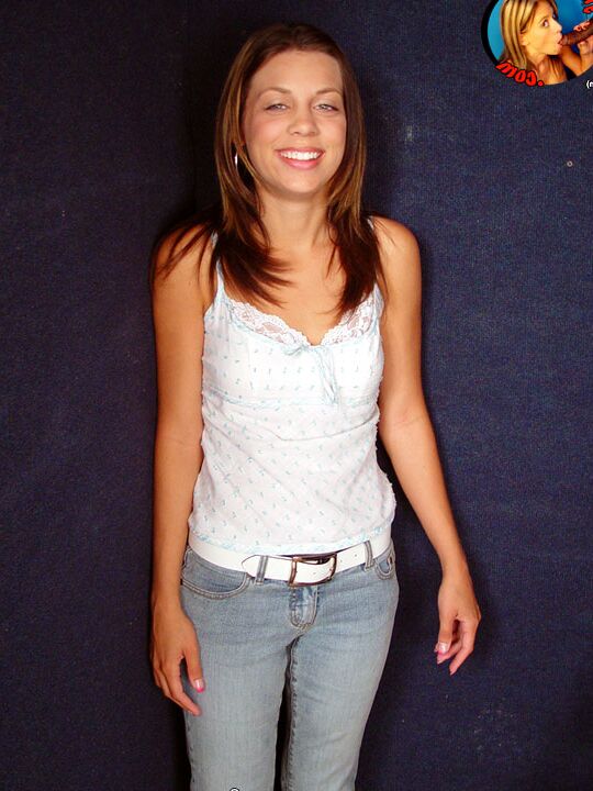 17P Petite morena Kimmy tira jeans