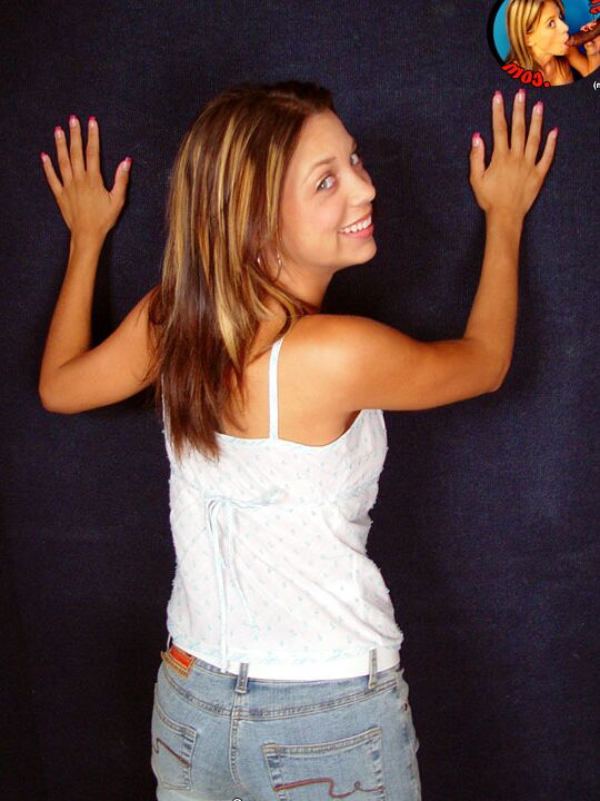 17P Petite morena Kimmy tira jeans