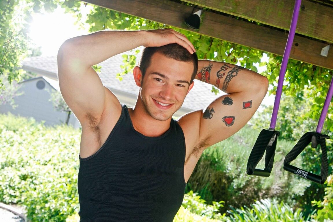 21P El musculoso amateur Brandon Bronco haciendo alarde de su gran polla completamente erecta al aire libre