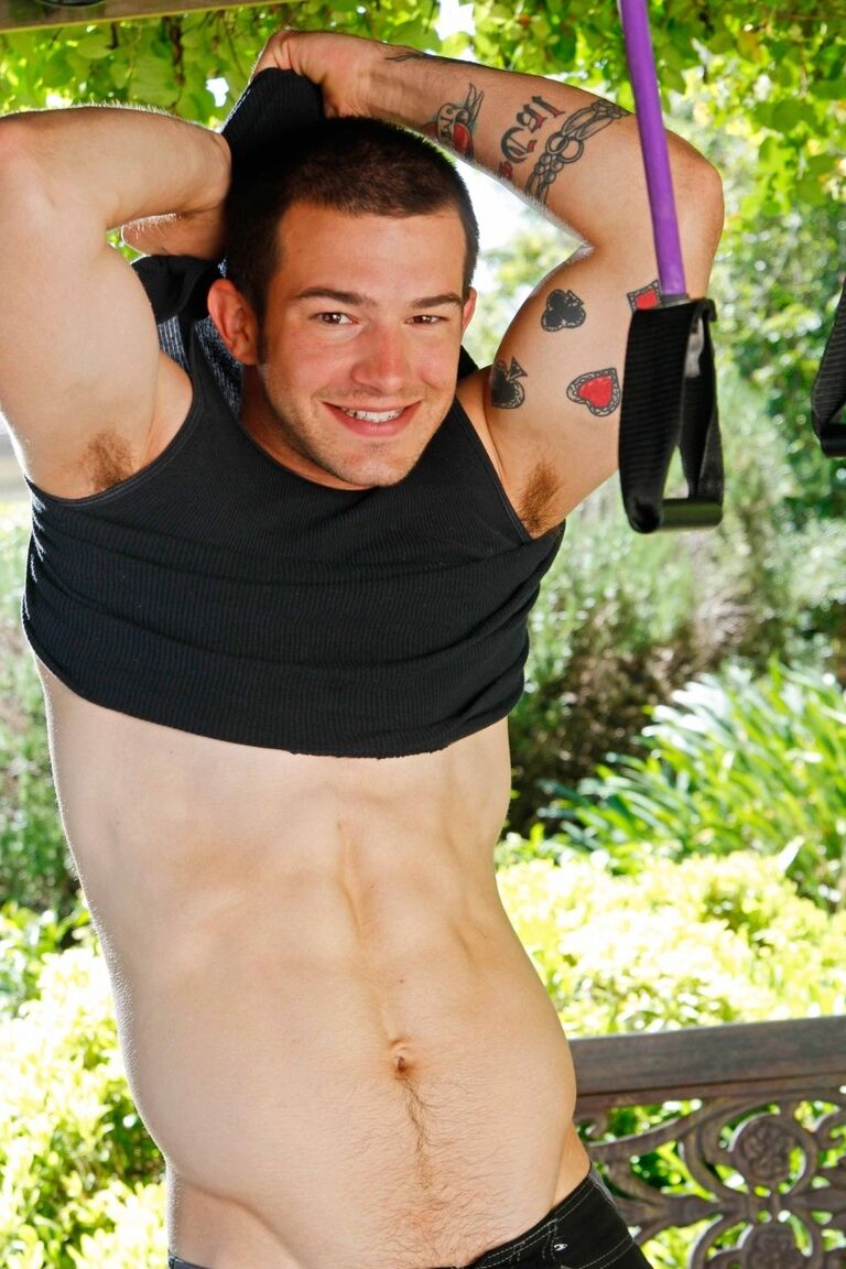 21P El musculoso amateur Brandon Bronco haciendo alarde de su gran polla completamente erecta al aire libre