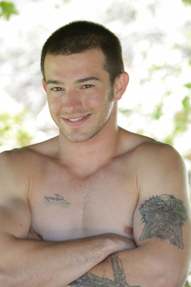 21P El musculoso amateur Brandon Bronco haciendo alarde de su gran polla completamente erecta al aire libre