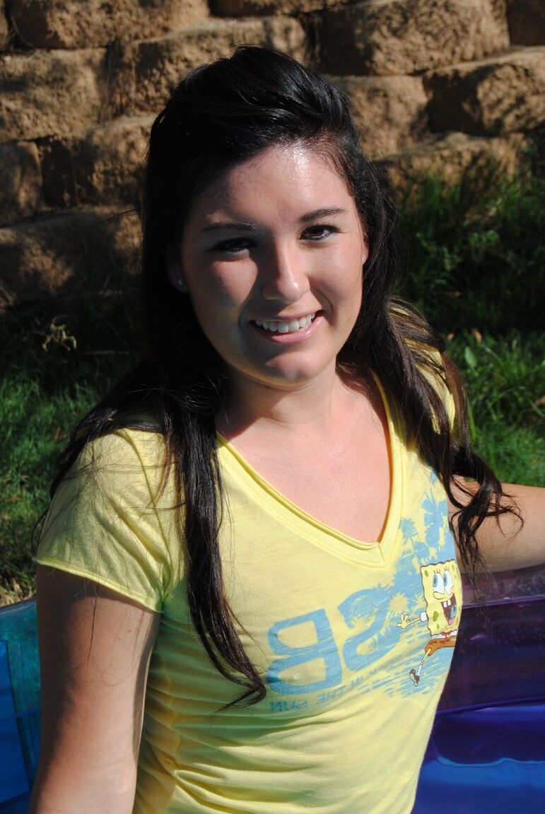21P Amateur girlfriend Jordan Pool gets her clothes wet and strips to a bikini