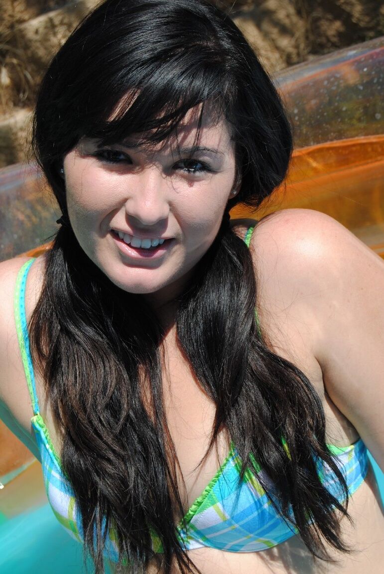 21P Amateur girlfriend Jordan Pool gets her clothes wet and strips to a bikini