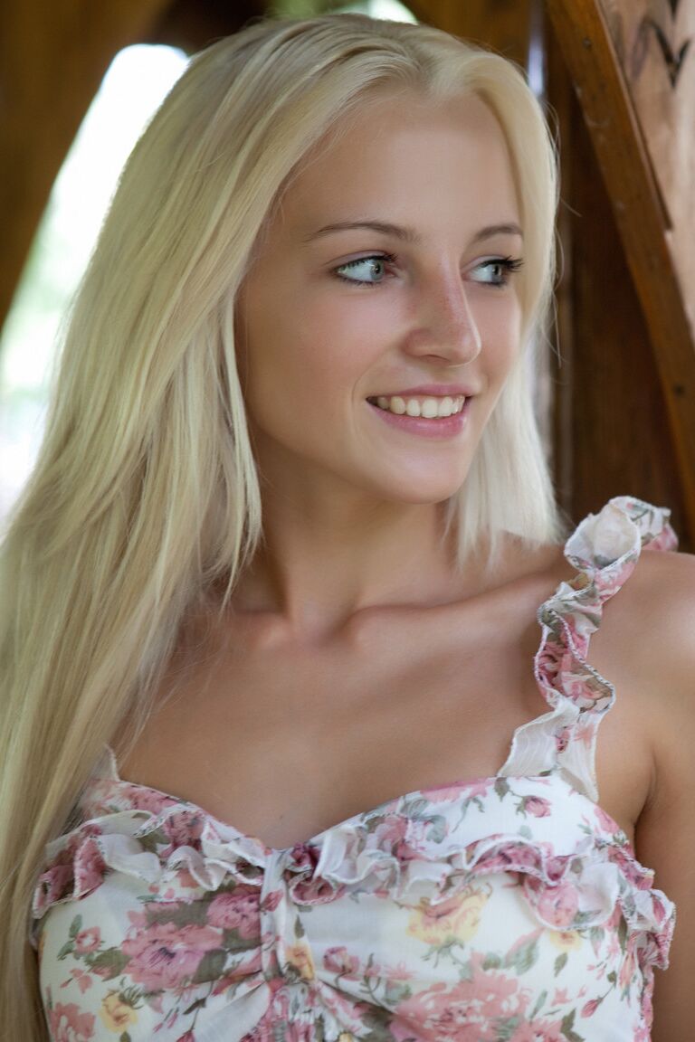 21P La rubia angelical Alysha muestra sus pequeñas tetas y su culo caliente en el parque