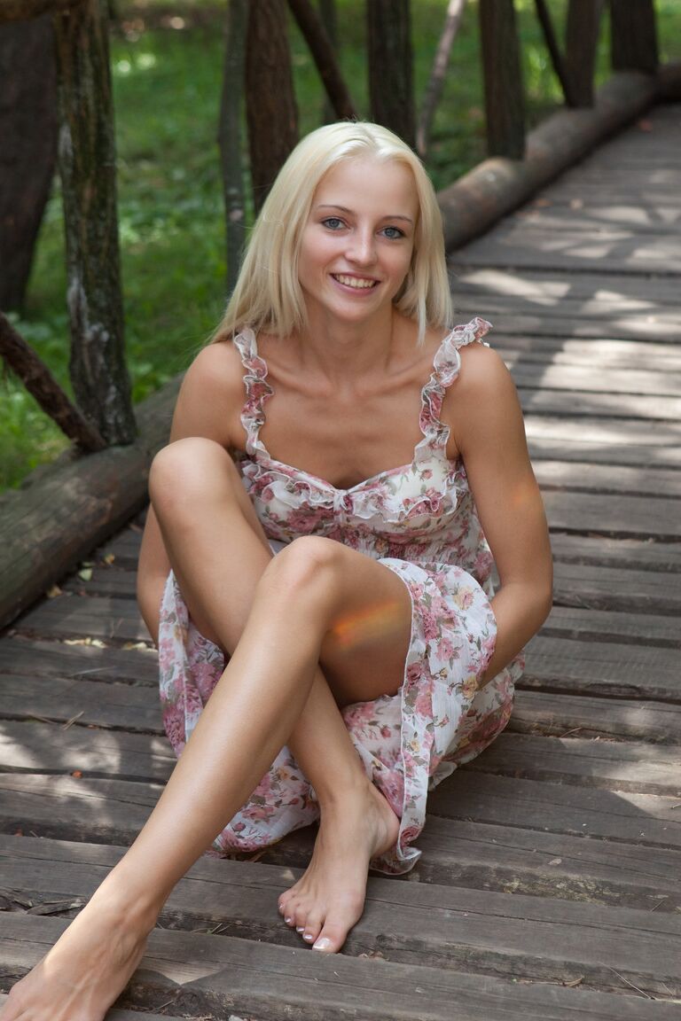 21P La rubia angelical Alysha muestra sus pequeñas tetas y su culo caliente en el parque