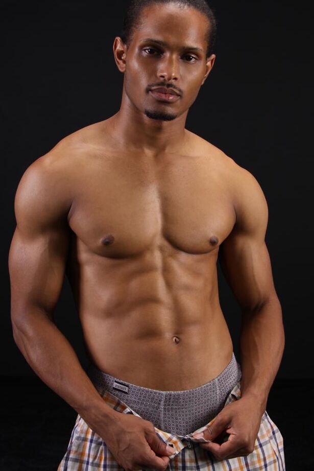 21P Felipe, gay noir et musclé, montre ses abdos et sa grosse bite dans un strip-tease solo