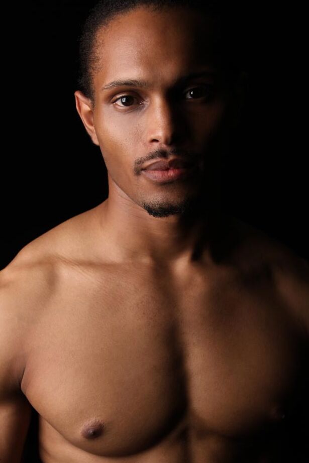 21P Felipe, gay noir et musclé, montre ses abdos et sa grosse bite dans un strip-tease solo