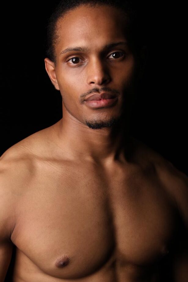 21P Felipe, gay noir et musclé, montre ses abdos et sa grosse bite dans un strip-tease solo