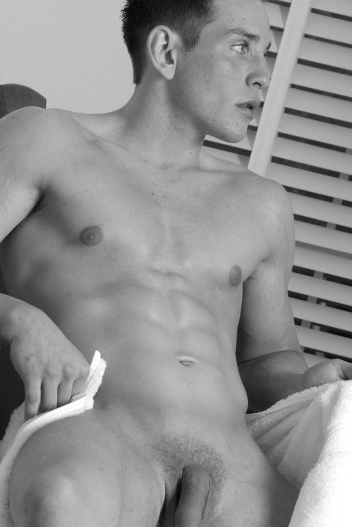 21P Amateur athletic gay Dylan McLovin shows his dong and jerks it off
