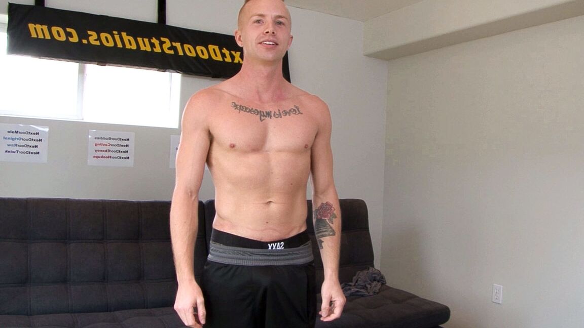 15P Garanhão gay musculoso Tanner Hyde masturbando seu pau grande em um sofá