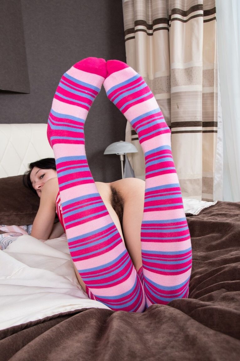 21P La esbelta adolescente morena Liza James se abre