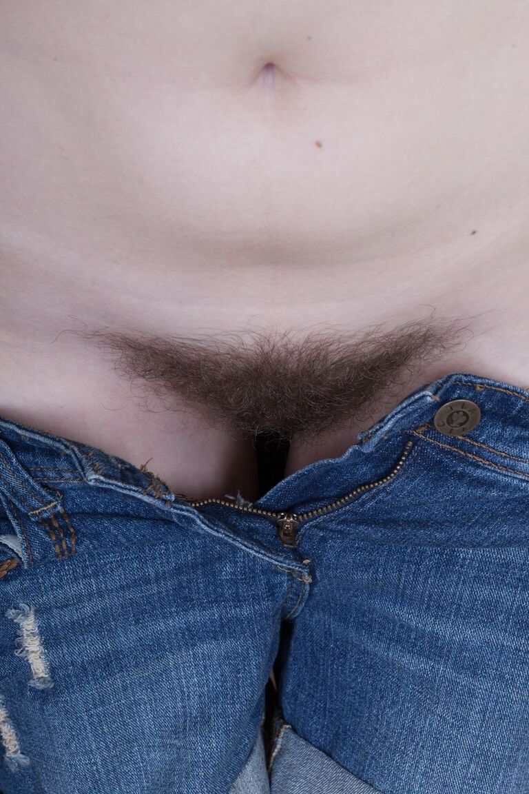 21P La joven amateur Laura muestra sus pezones hinchados
