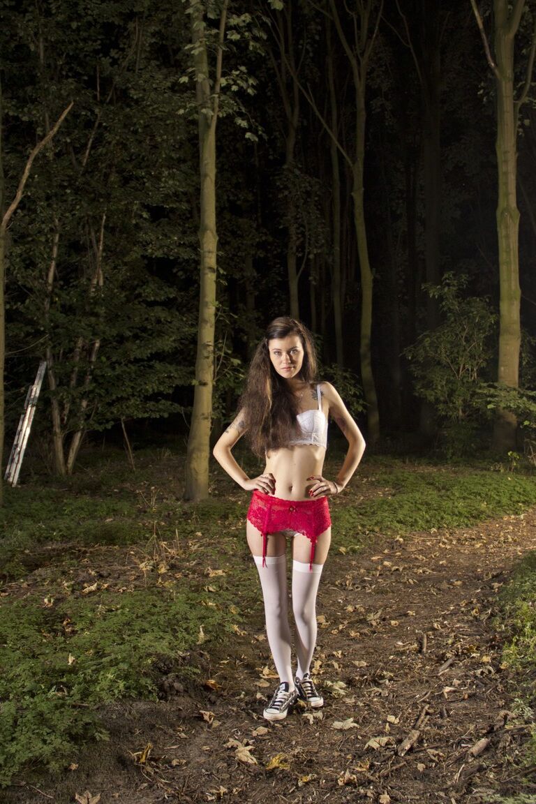 18P Misha Cross, querida de olhos azuis, tirou sutiã, ligas e calcinha na floresta noturna