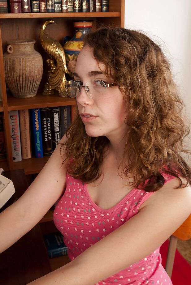 16P Fickbares Luder mit Brille, das seine Kleidung auszieht und die Beine spreizt