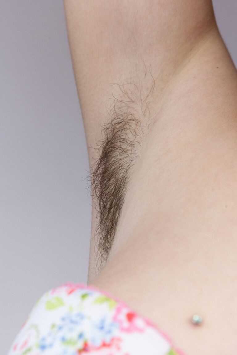 19P A querida magra Annie Engeltie exibe orgulhosamente sua bunda peluda