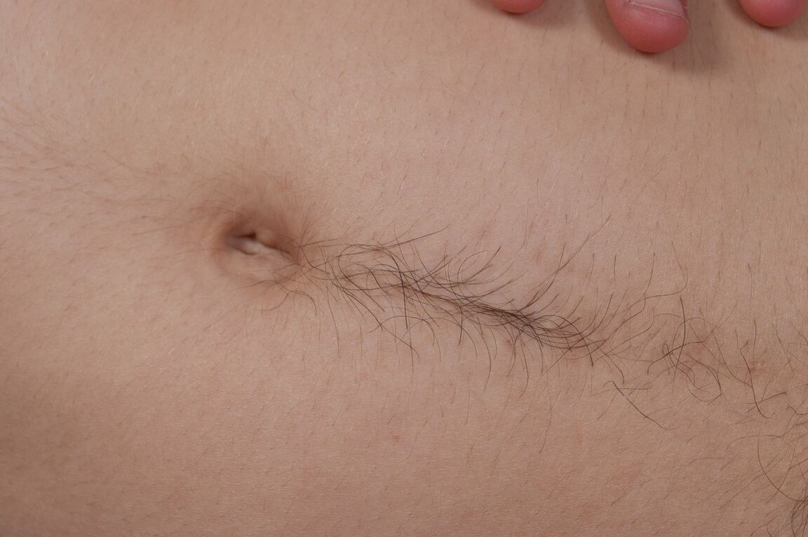 21P 素人美女ズーイーがソロで丸いお尻と毛むくじゃらの体を披露
