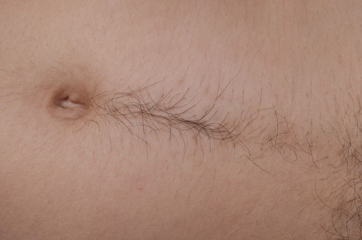 21P 素人美女ズーイーがソロで丸いお尻と毛むくじゃらの体を披露