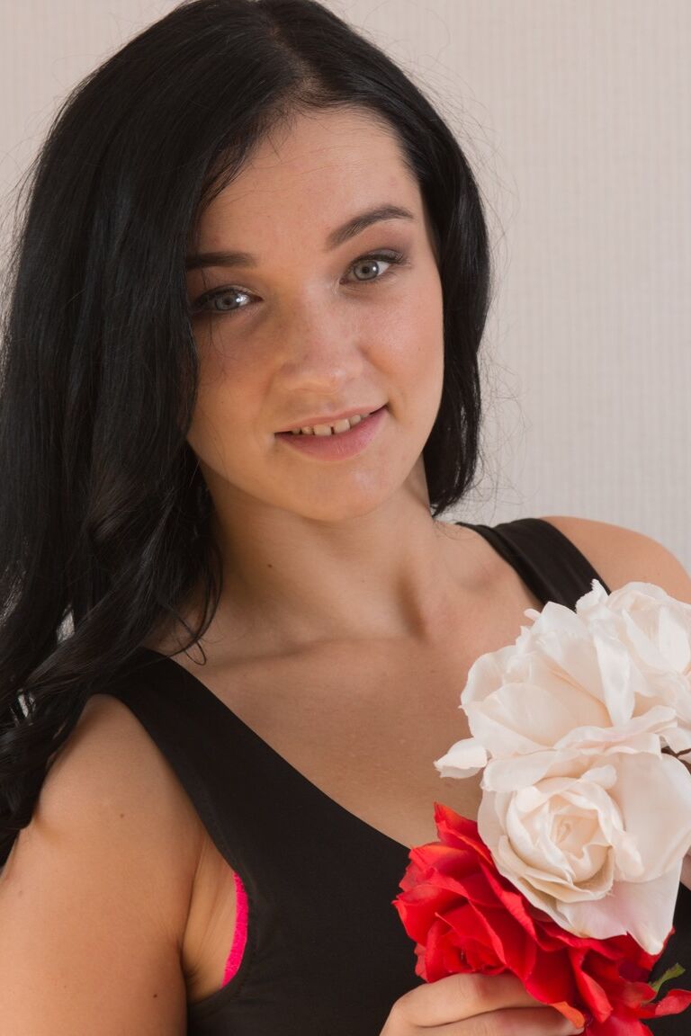 18P Die großbrüstige Brünette Polina zeigt sexy Kurven und zieht lange Fotzenhaare