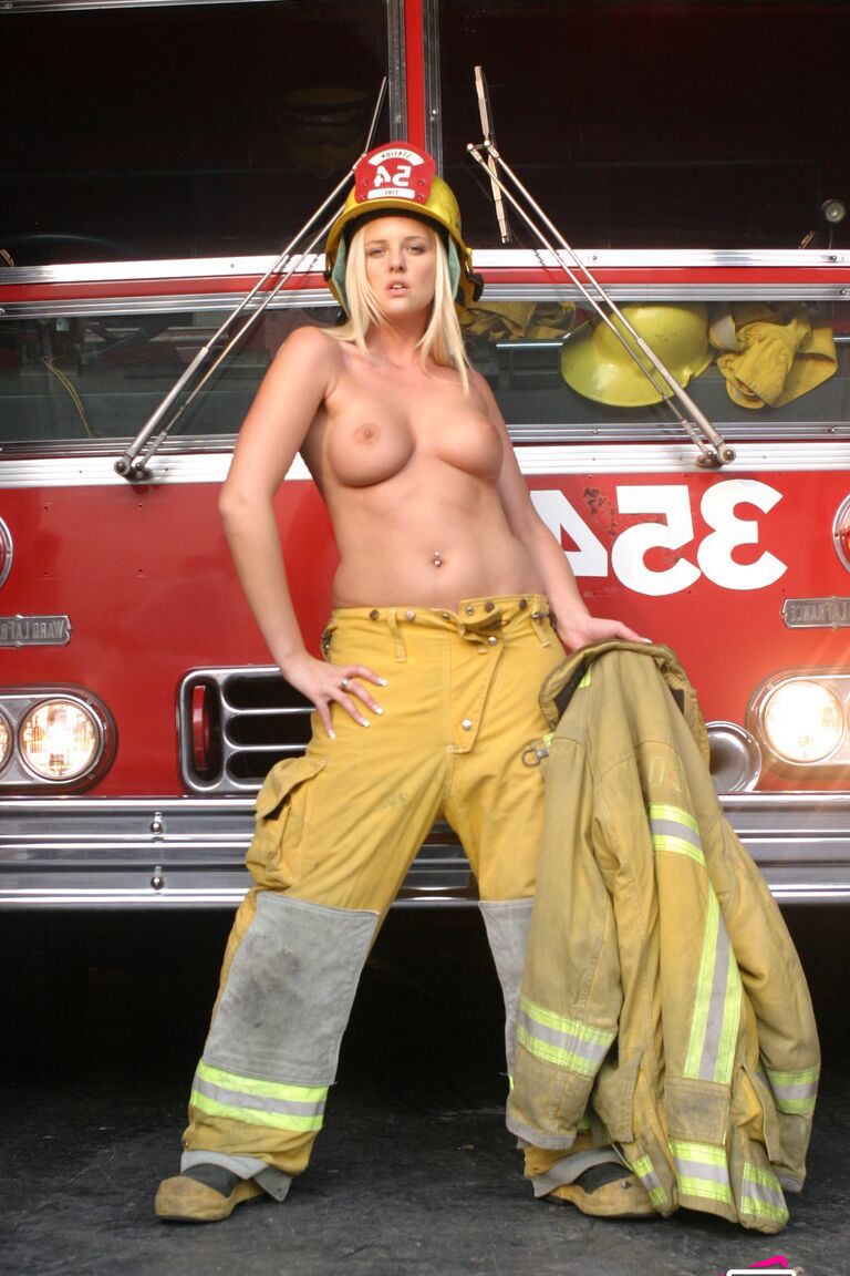 21P La bombero rubia Hannah Harper hace topless en el trabajo