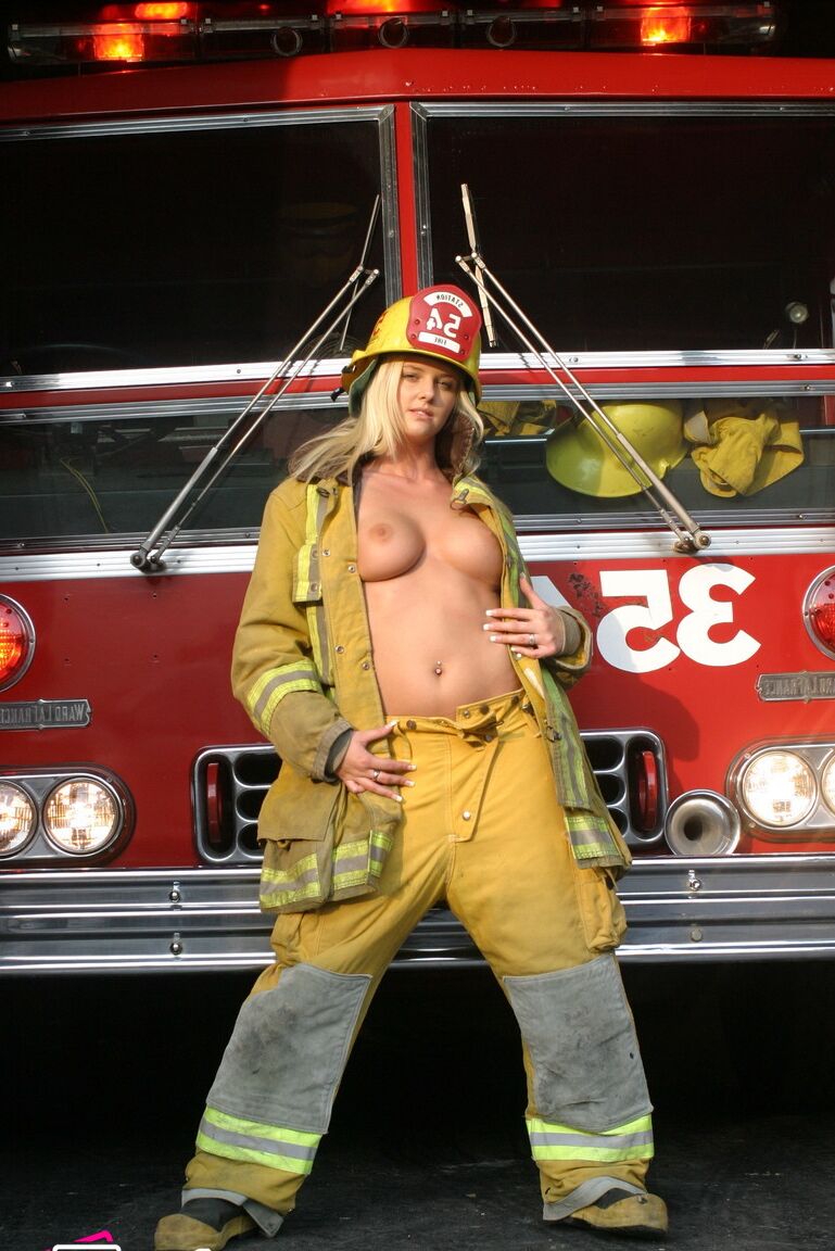 21P La bombero rubia Hannah Harper hace topless en el trabajo