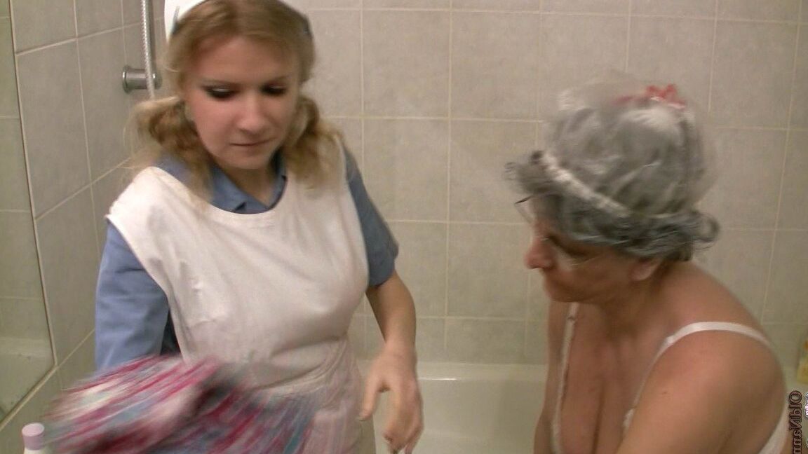 21P Linda sirvienta adolescente lavando las jugosas tetas y el coño de una abuela gordita