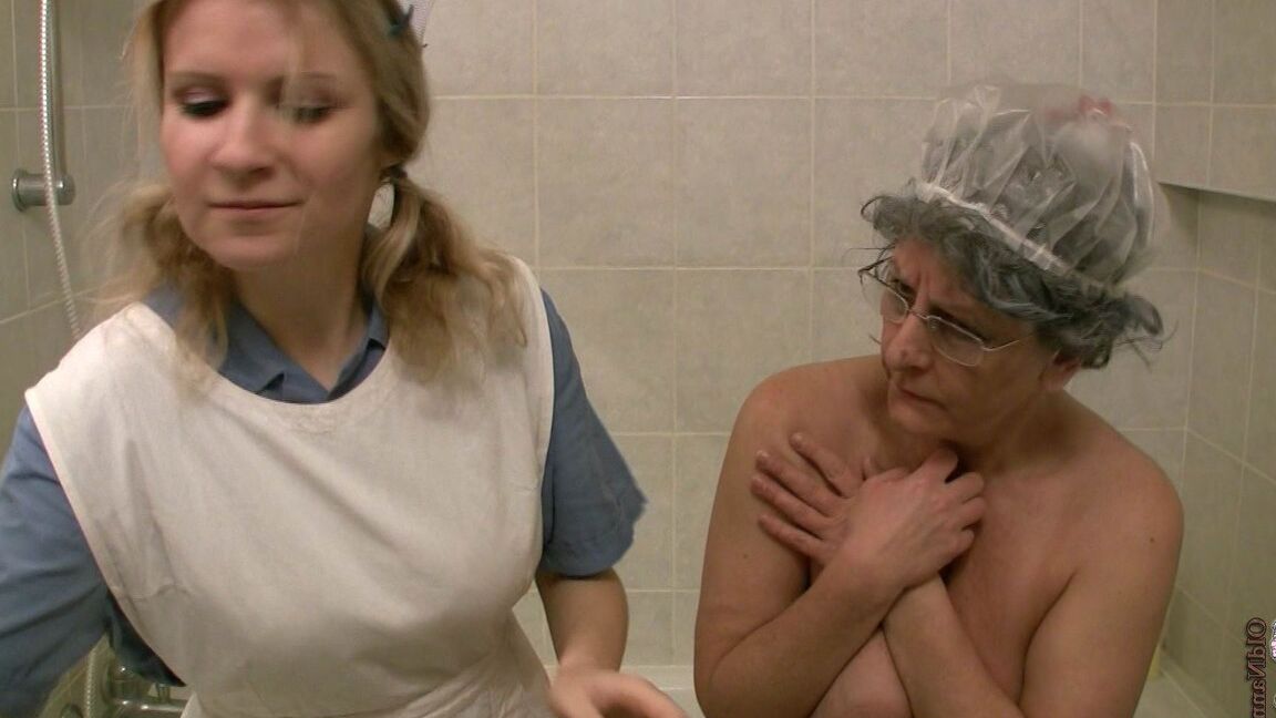 21P Linda sirvienta adolescente lavando las jugosas tetas y el coño de una abuela gordita