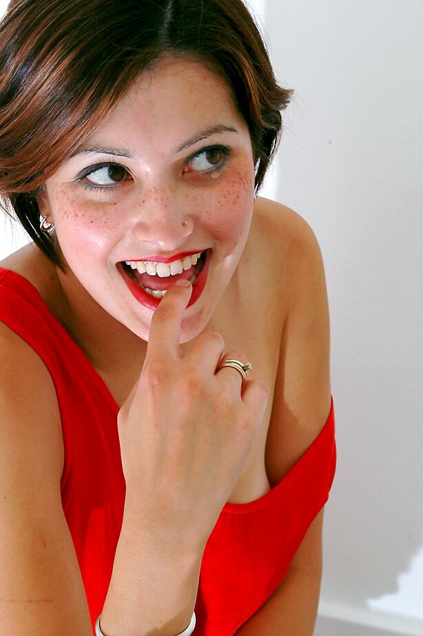 16P Latina amateur de pelo corto mostrando su coño peludo debajo de la falda