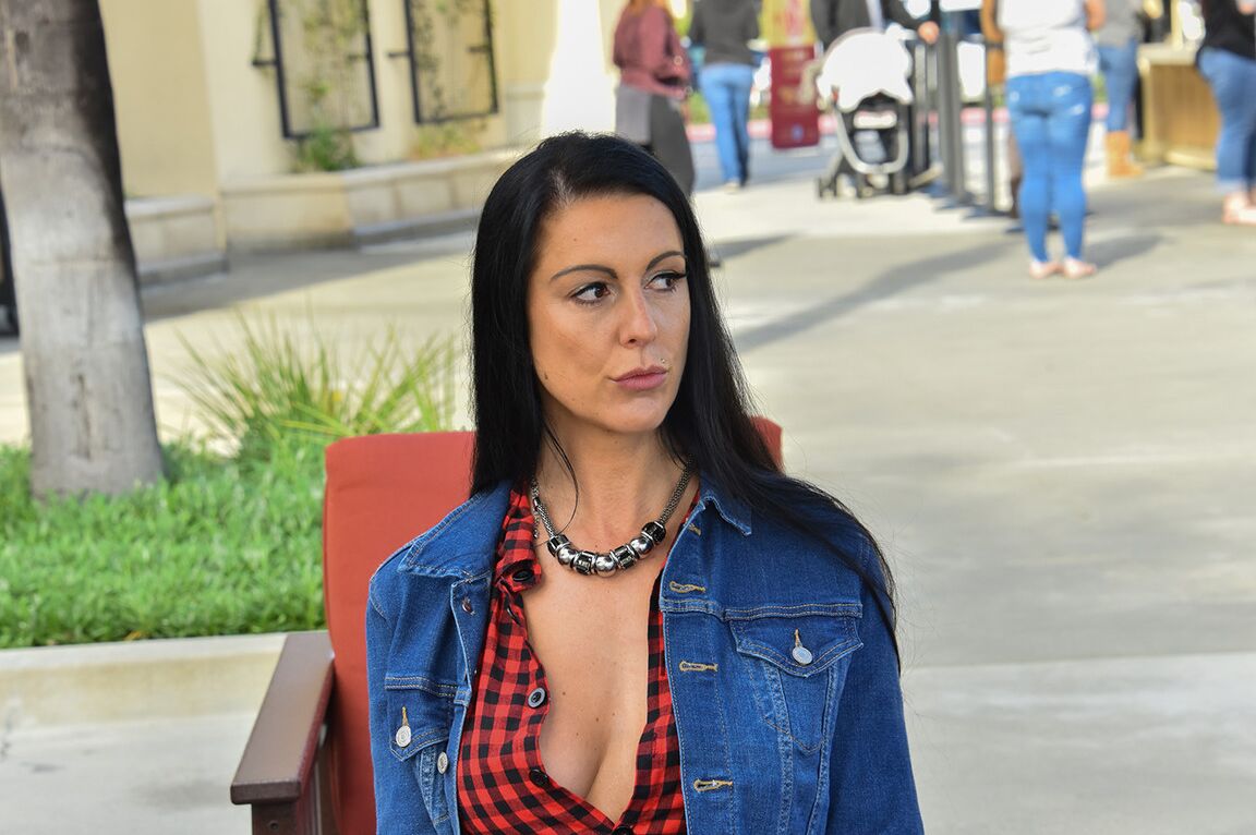 17P La excéntrica MILF Texas no tiene miedo de mostrar su coño y sus tetas en público