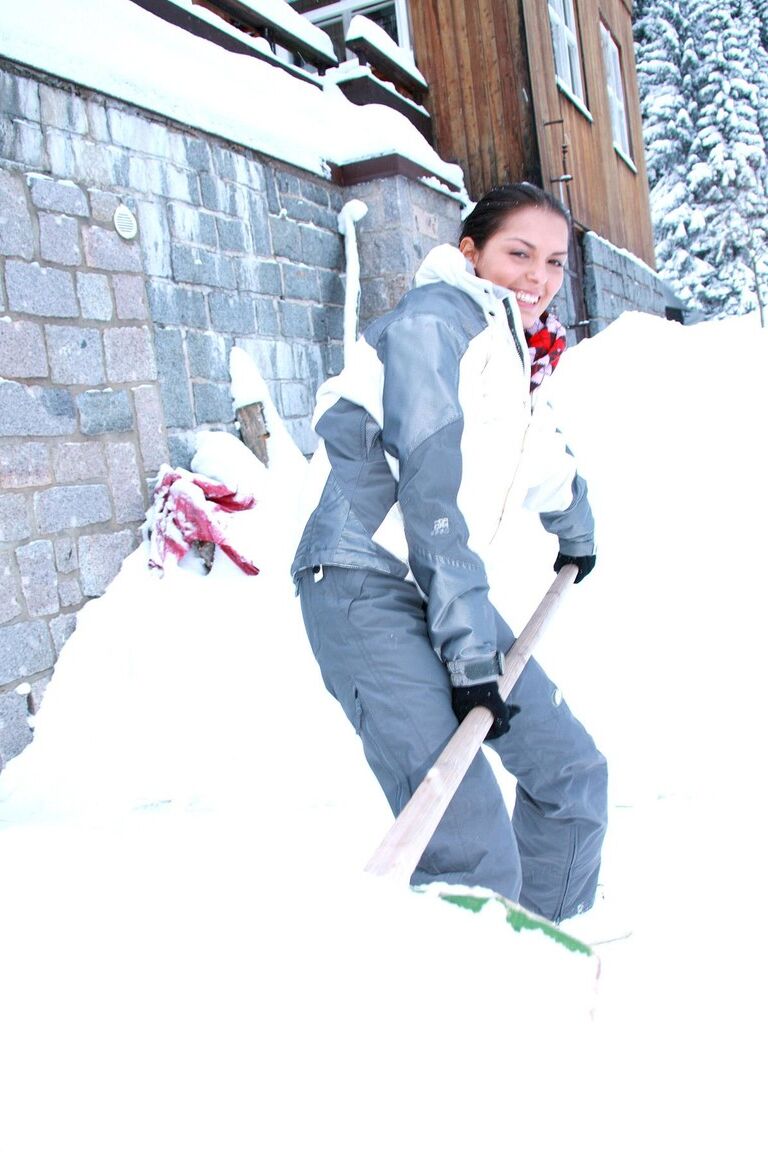 21P Sexy Teen mit großen Titten Ora zeigt ihre Vagina und ihren Arsch im Schnee