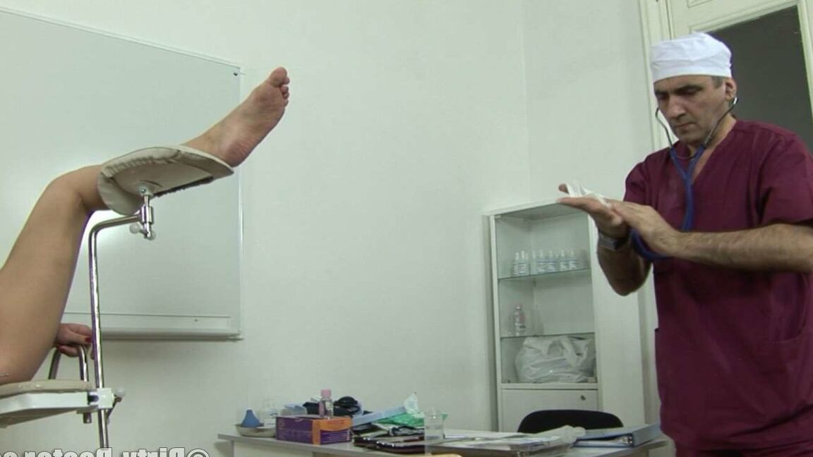 21P A adolescente morena Heddie chupa um pau e é comida pelo ginecologista