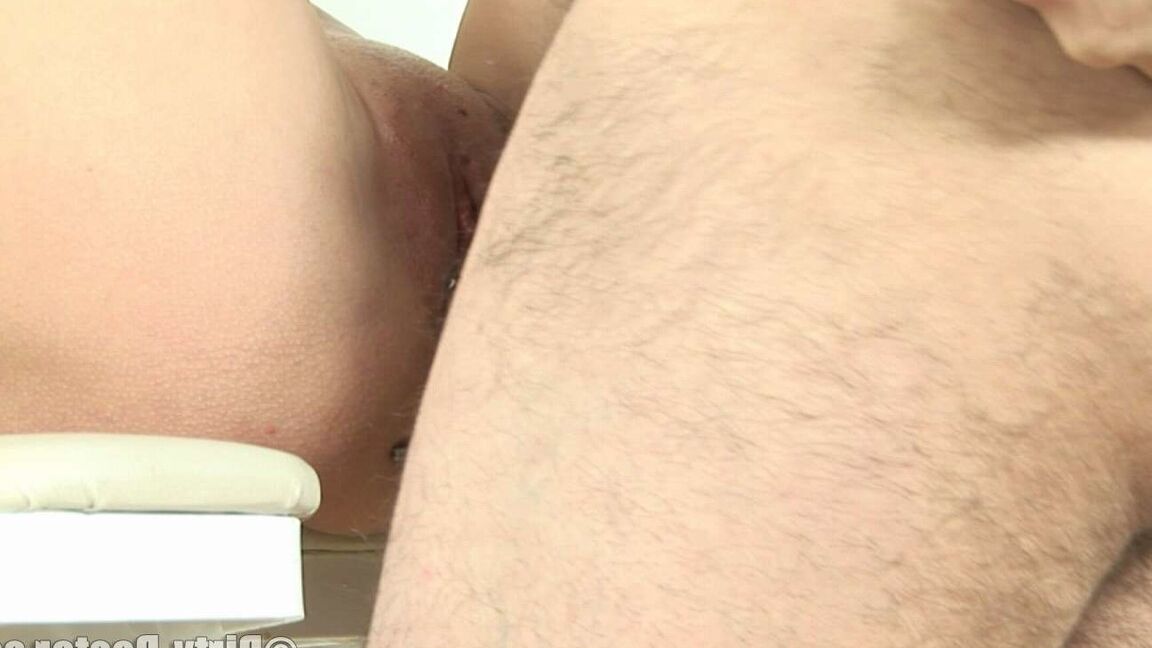 21P A adolescente morena Heddie chupa um pau e é comida pelo ginecologista